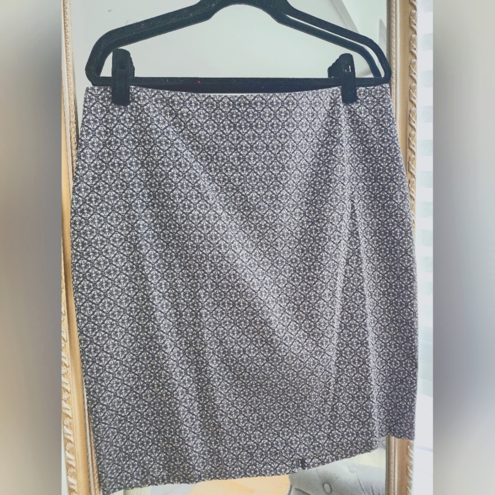 NWT New York & Co Pencil Skirt | Size 14 | Grey Floral